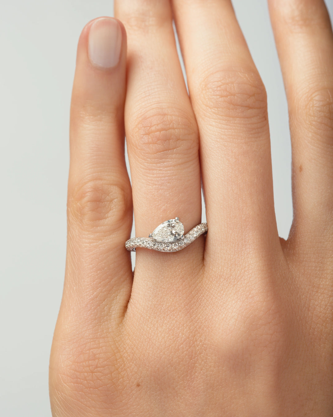 Temperance Solitaire Pavé, Anello