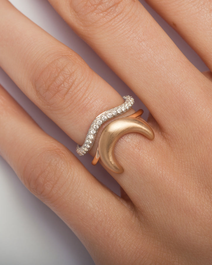 The Moon, Anello